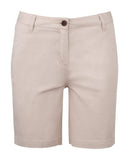 Moderne, gut sitzende Shorts- Carson Woman